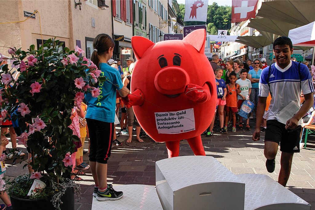 Lebendiges Sparschwein: Ohne Werbung läuft gar nichts. Lebendiges Sparschwein: Ohne Werbung läuft gar nichts.