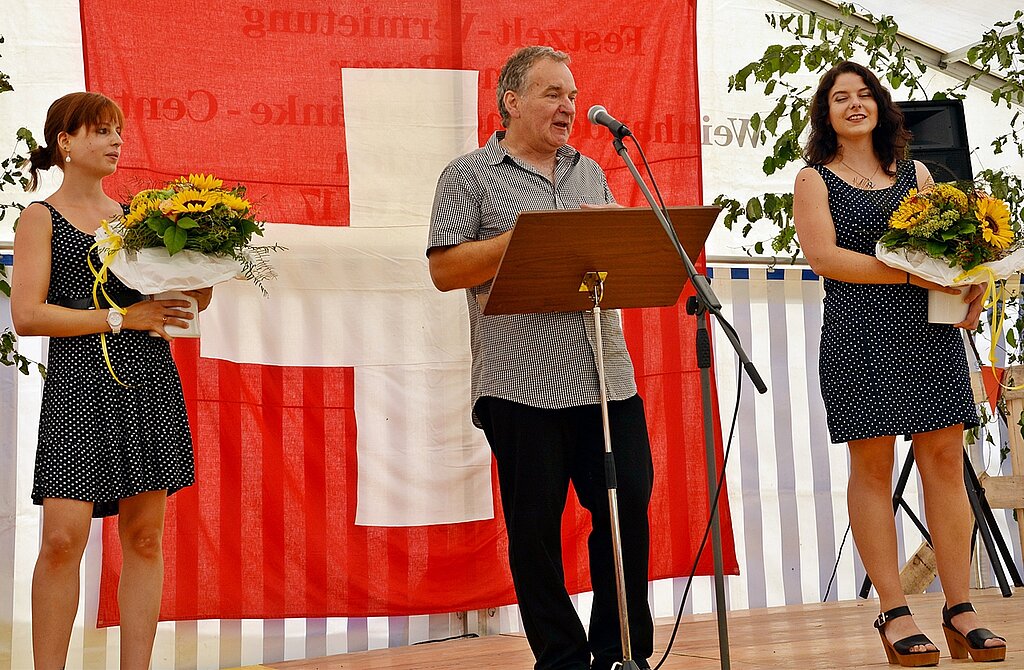 Gemeindepräsident flankiert: Theo Henz in würdigem Rahmen mit Damen und Fahnen. Fotos: Roland Bürki
