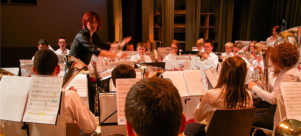 B-Band: Dirigentin Jennifer Tauder wusste ihre Schützlinge zu begeistern.