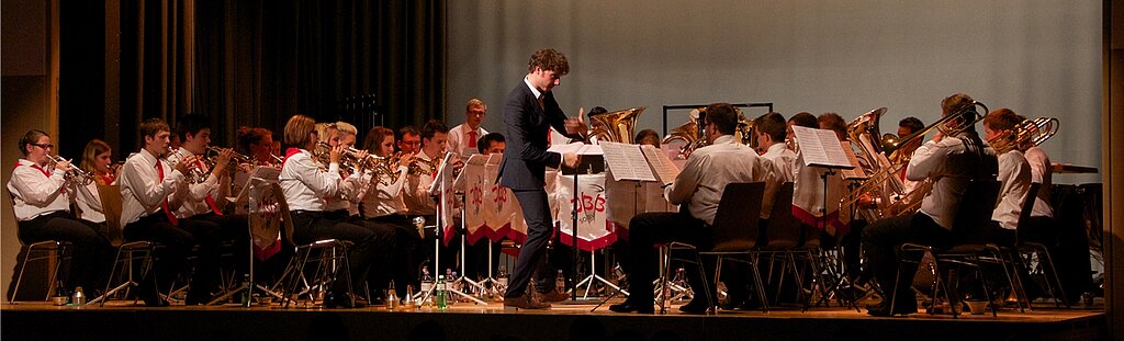 A-Band: Die Musikantinnen und Musikanten, darunter viele aus dem Schwarzbubenland, folgten dem Dirigenten Ton auf Ton. Fotos: Martin Staub
