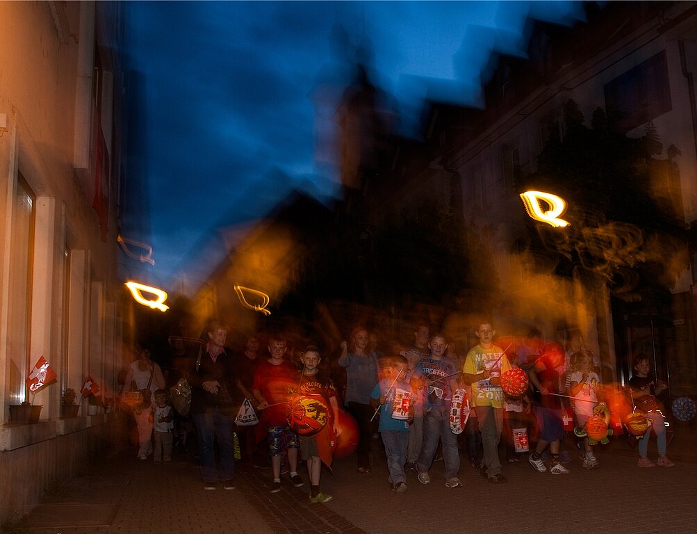Fackelumzug: Wer keinen Lampion mitbrachte, wurde durch die Stadt gratis ausgerüstet. Fotos: Martin Staub Fackelumzug: Wer keinen Lampion mitbrachte, wurde durch die Stadt gratis ausgerüstet. Fotos: Martin Staub