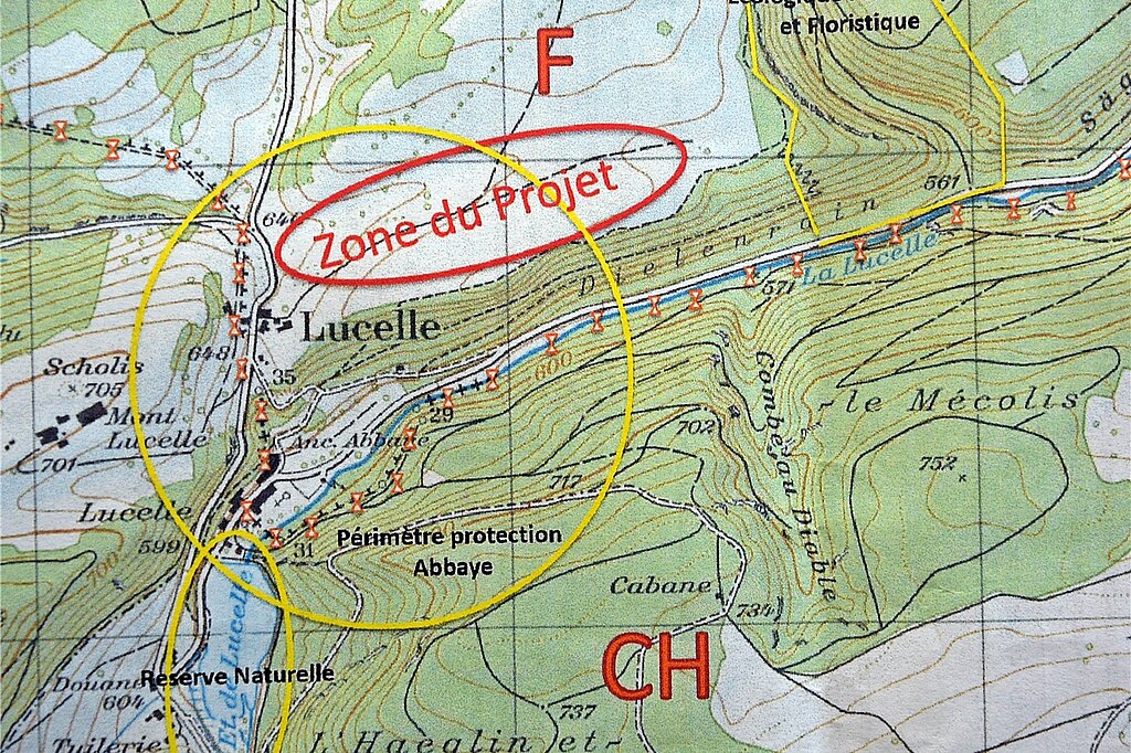 Die Situation: Projektzone (rot) und die beiden Naturreservate (gelb)