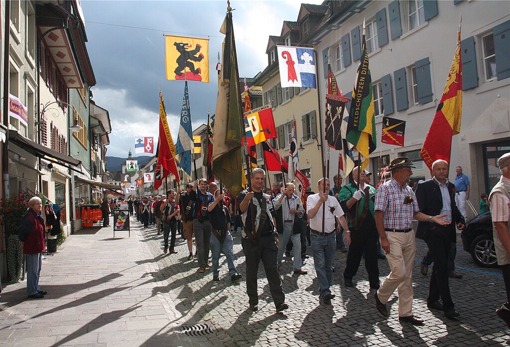 Festzug: Begleitet von den Fahnen und der Stadtmusik Laufen ziehen die Schützengesellschaften sowie Gäste durchs Stedtli. Fotos:Gaby Walther

