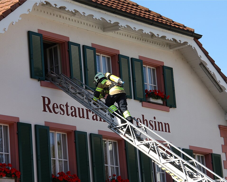 Einstieg: Ausgerüstet mit Atemschutzmaske, steigt der Feuerwehrmann durchs Fenster ins Restaurant ein. Fotos: Gaby Walther

