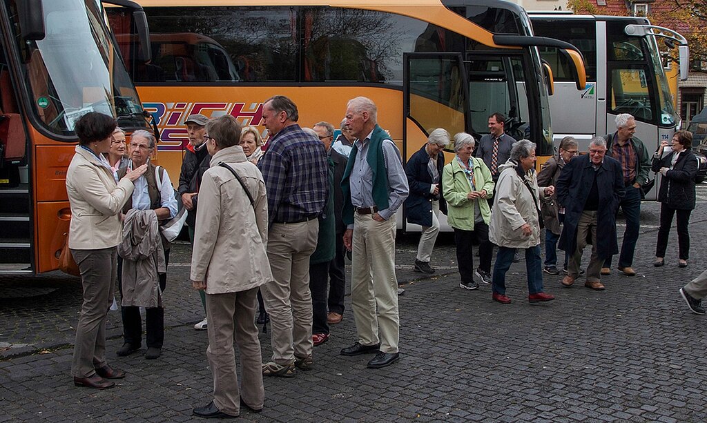 Ankunft in Eisenach: Im Hintergrund der Reisecar von Erich Saner mit Fahrer Thierry Saner.
