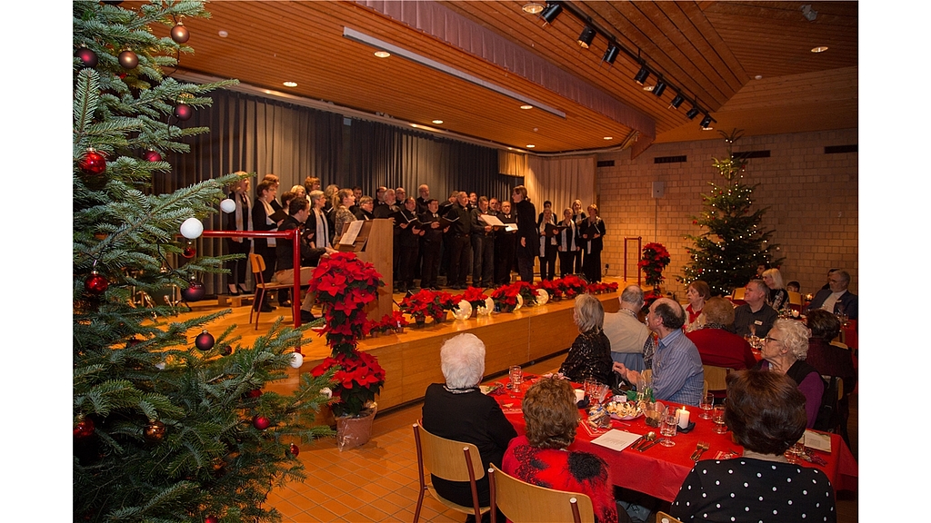 Musikalischer Höhepunkt: Die Circle Singers erfreuen die Gäste mit einem weihnachtlichen Konzert. Fotos: Martin Staub Musikalischer Höhepunkt: Die Circle Singers erfreuen die Gäste mit einem weihnachtlichen Konzert. Fotos: Martin Staub