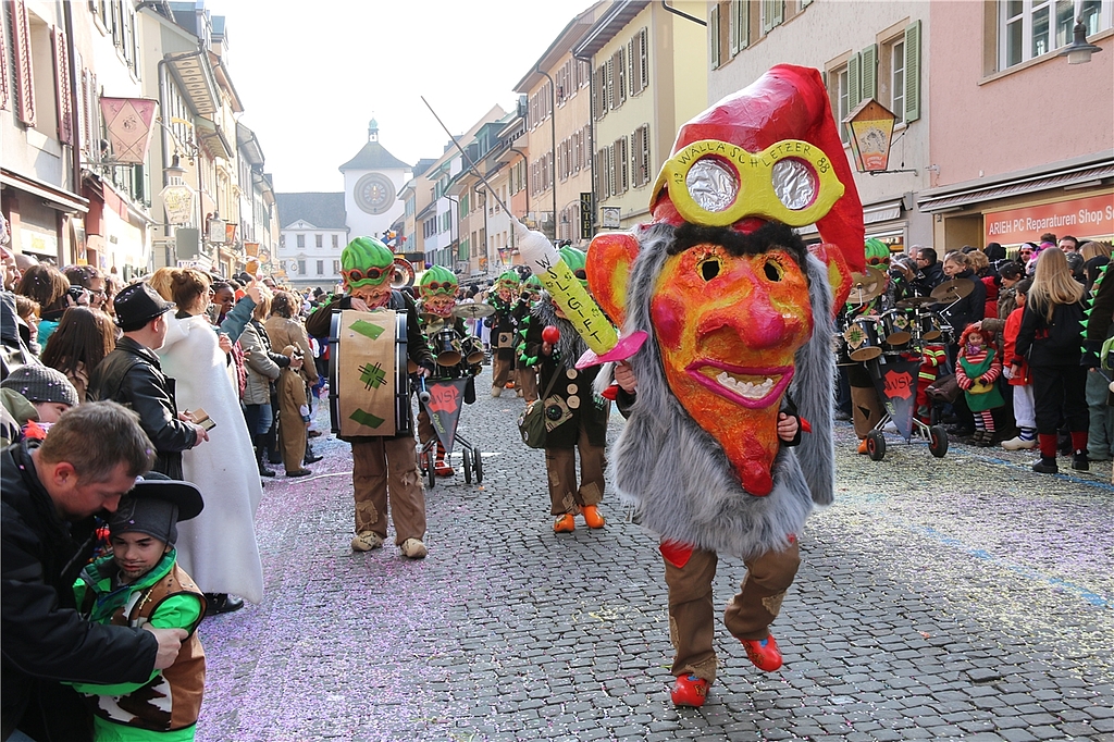 Einfach schön: Der Fasnachtsumzug durchs Stedtli, auf dem Bild dWällä-Schletzer. Foto: Gaby Walther 
