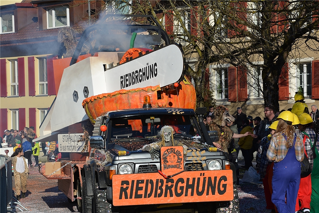 Stop Halloween: Die Riedbrghüng aus Nunningen setzen voll auf Fasnacht. Foto: Roland Bürki 