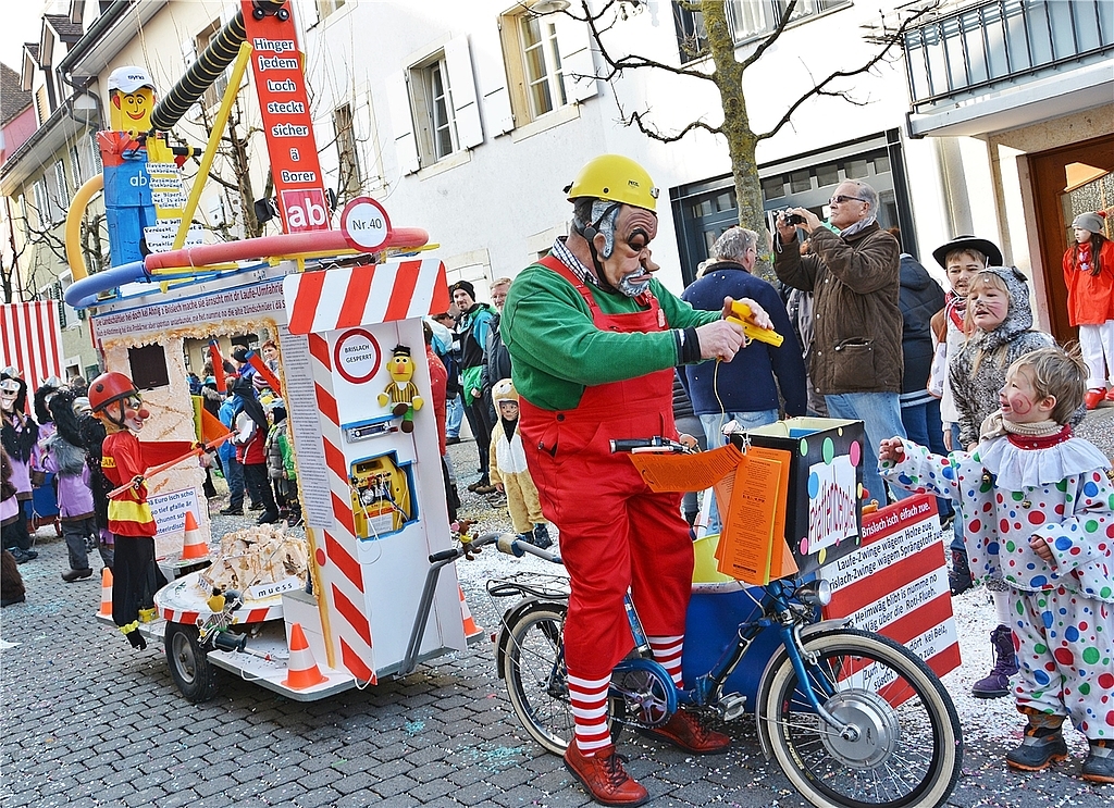 Weisser gehts nimmer: Der Tambourmajor der Pfluderi Fäger Clique musste Farbe lassen für ein Bänkli. Weisser gehts nimmer: Der Tambourmajor der Pfluderi Fäger Clique musste Farbe lassen für ein Bänkli.