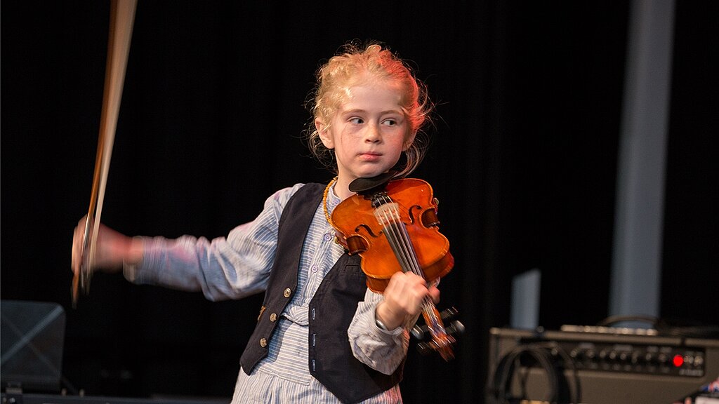 Fulminanter Abschluss: Violinist Elias Taglang geniesst sogar seinen letzten Ton. Fotos: Martin Staub Fulminanter Abschluss: Violinist Elias Taglang geniesst sogar seinen letzten Ton. Fotos: Martin Staub