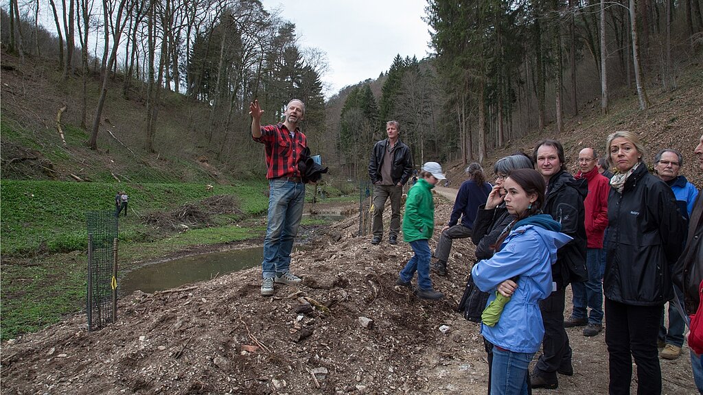 Führung durch das Brunnenbachtal: Felix Berchten (l.) erklärt den Teilnehmenden das gut gestartete Projekt. Fotos: Martin Staub 
