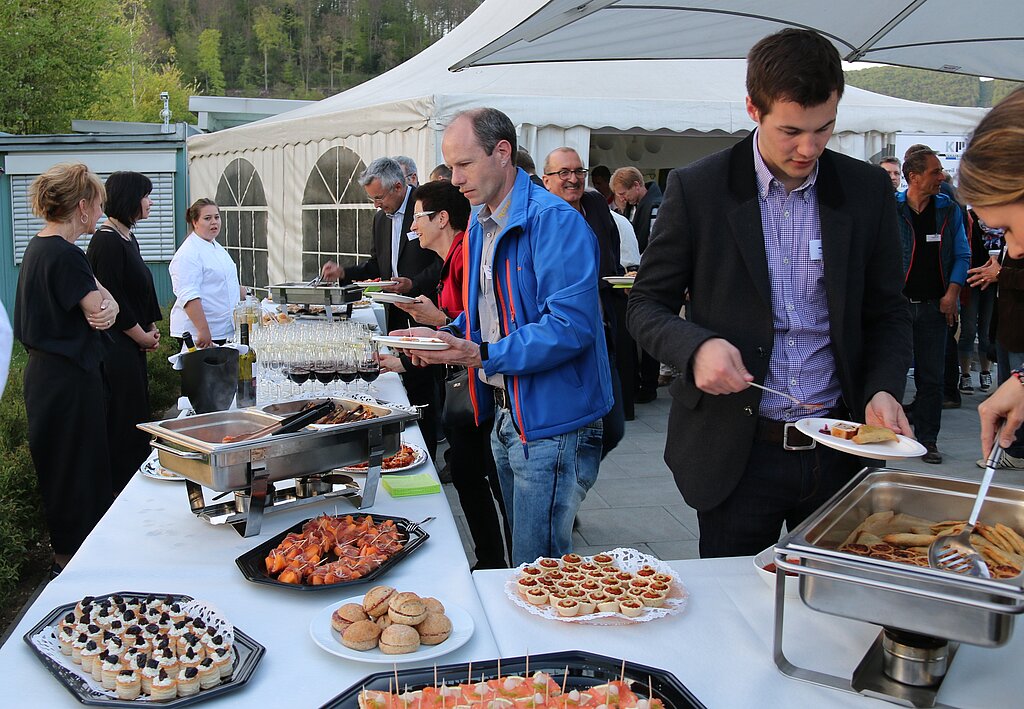 Apéro riche: Die Gäste bedienen sich am Buffet. Fotos: Gaby Walther Blumen für die Dame: Gerda Vögtlin, Managerin Birs Golf, erhält Blumen von Beat Gerber, Organisator des KMU-Anlasses. 