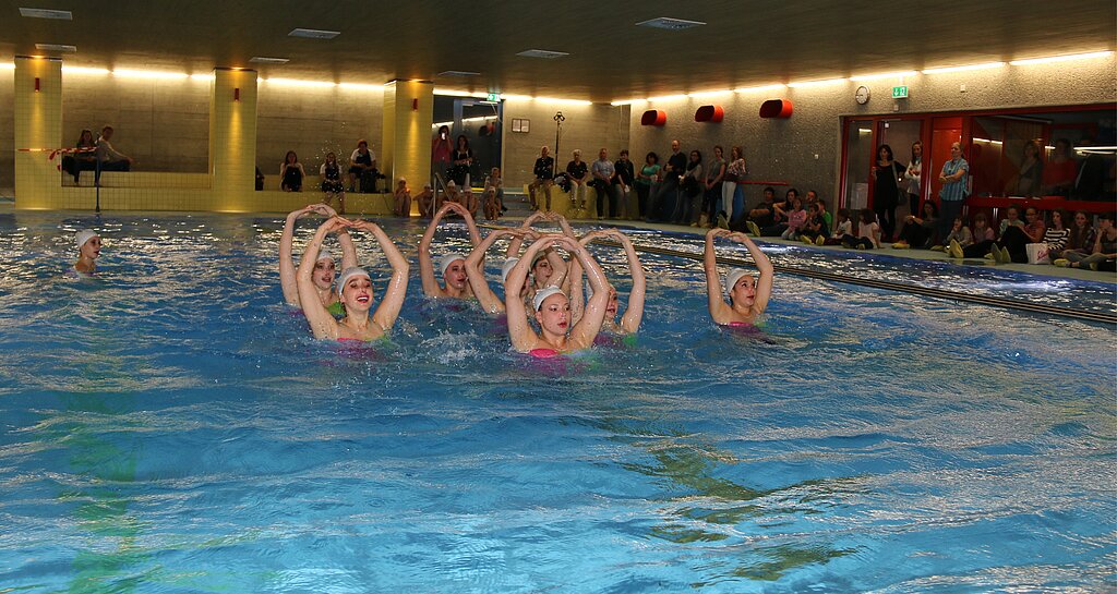 Hallenbadfest: Die Synchronschwimmerinnen des SV Basel zeigen ihr Können im neugestalteten Hallenbad. Fotos: Gaby Walther 
