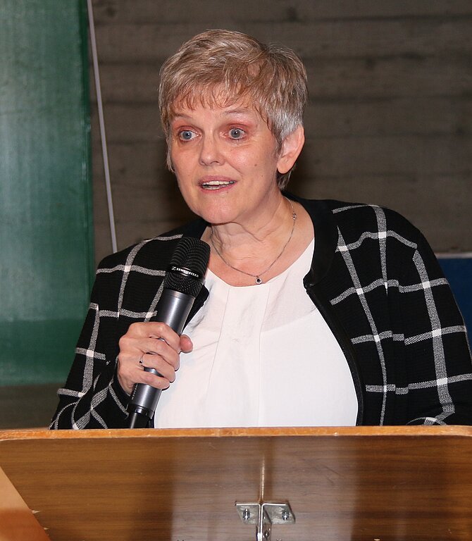 Was lange währt, wird endlich gut: Esther Altermatt, Gemeindepräsidentin von Büren, sprach über den langen Weg bis zur Sanierung des Bades. 