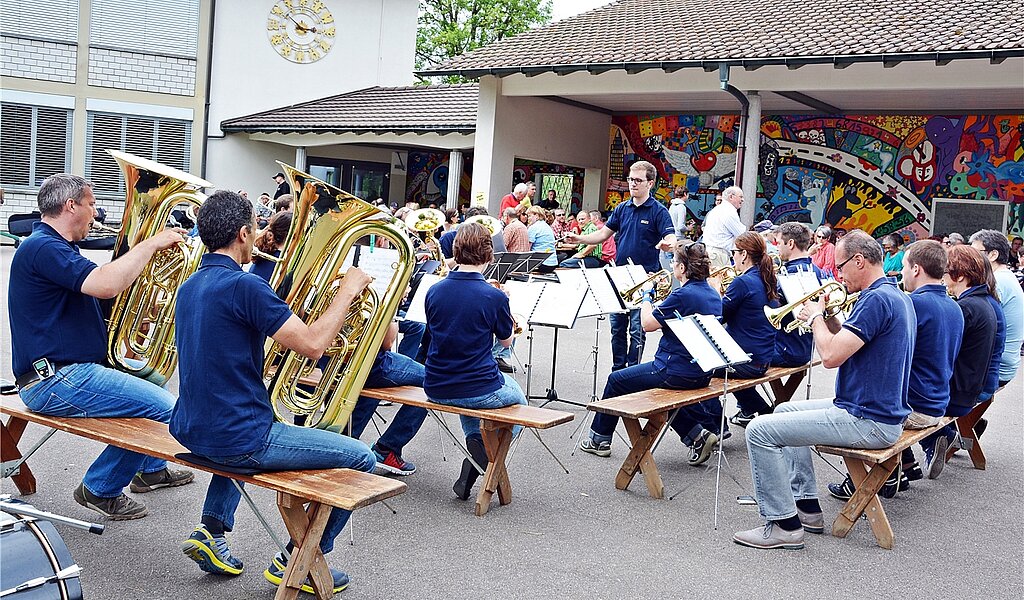 Unterhaltsam: Platzkonzert der Brass Band Breitenbach. 