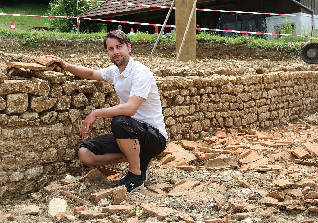 Sensationelle Mauer: Fabio Tortoli hält Bruchstücke der Dachziegel in der Hand. Fotos: Gini Minonzio
