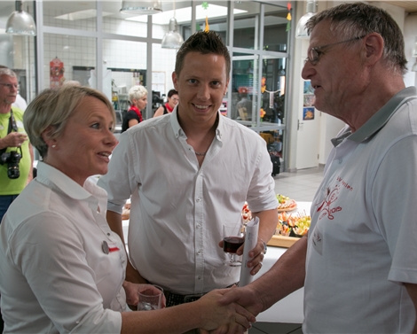 Prominenter Besuch: Nationalrätin Elisabeth Schneider-Schneiter begrüsst OK-Präsident Ueli Schmidlin. Kantonsrat Christian Imark zeigt im Hintergrund Präsenz. 
