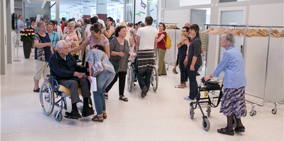 Das neue Seniorenzentrum ist eröffnet: Viel Besuch am Tag der offenen Tür. Fotos: Martin Staub Das neue Seniorenzentrum ist eröffnet: Viel Besuch am Tag der offenen Tür. Fotos: Martin Staub