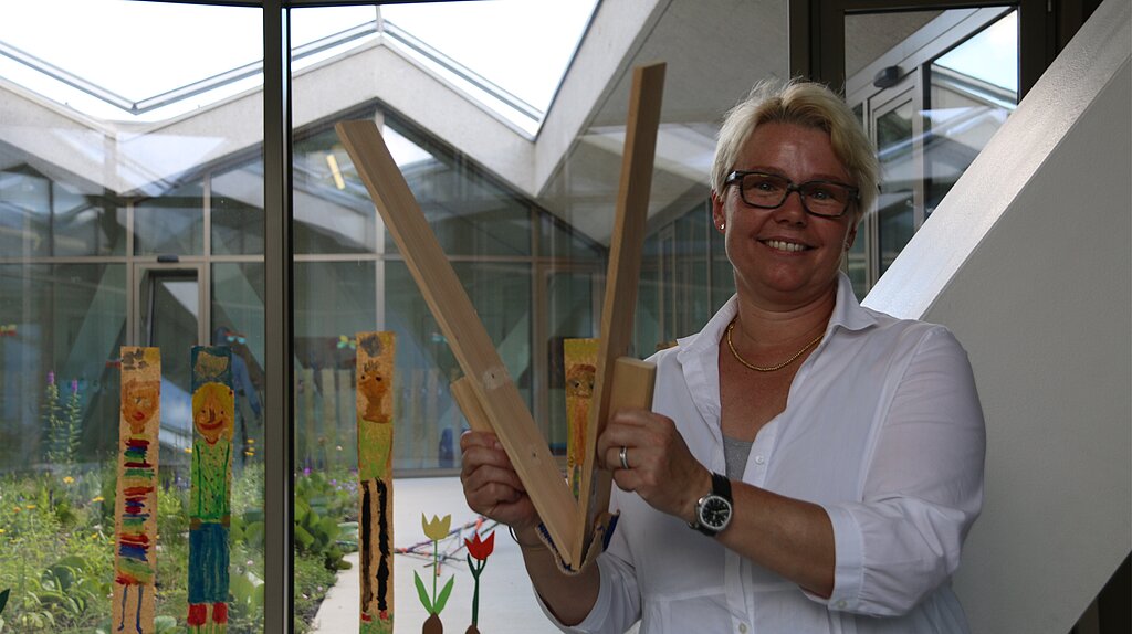 Klingt gut: Susanna Wild mit einem der Instrumente, welche die Kinder selber herstellen. Fotos: Gini Minonzio Klingt gut: Susanna Wild mit einem der Instrumente, welche die Kinder selber herstellen. Fotos: Gini Minonzio