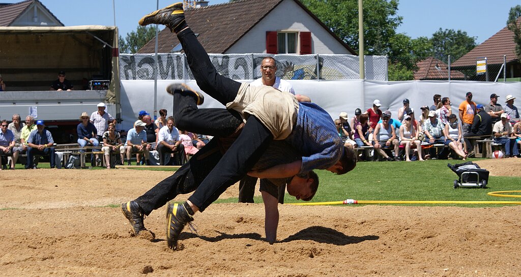Packendes Duell: Schwinger in Aktion. Fotos: Jürg jeanloz Zum Auftakt: Jodlerklub Erschwil-Beinwil. 
