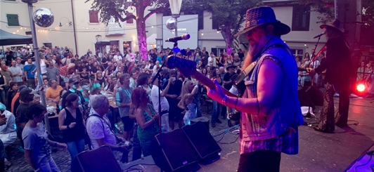 Helye-Platz besetzt: Die Leute genossen den warmen Sommerabend und die Musik. Fotos: Martin Staub Helye-Platz besetzt: Die Leute genossen den warmen Sommerabend und die Musik. Fotos: Martin Staub