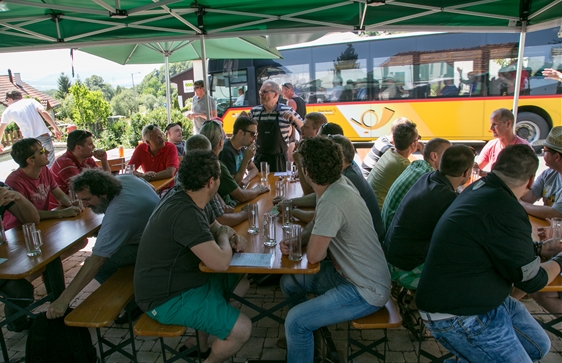 Ein Fest für die Freunde spezieller Biere: Gilbert Oberson (mit Schürze) bringt seinen Gästen die Philosophie des Bierbrauens näher. Das PostAuto im Hintergrund fährt eine Gruppe vom Bierhüsli Himmelried zur nächsten Kleinbrauerei, während die Neuankömmlinge sich hier auf das Chastelbach-Bier freuen.  Fotos: Martin Staub
