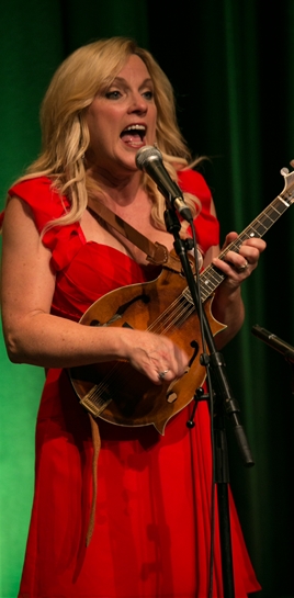 Im Element: Rhonda Vincent mit ihrer Mandoline. Im Element: Rhonda Vincent mit ihrer Mandoline.