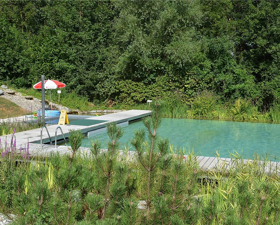 Für Kinder: Planschbecken mit Wasserfall 