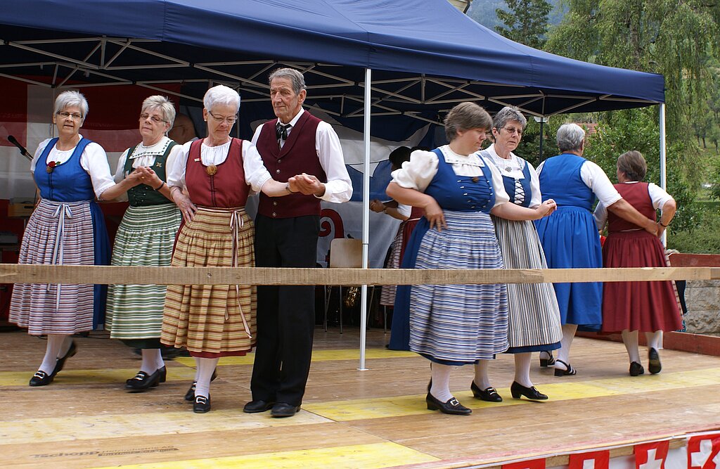 1. August-Reigen: Trachtengruppe Bärschwil. 
