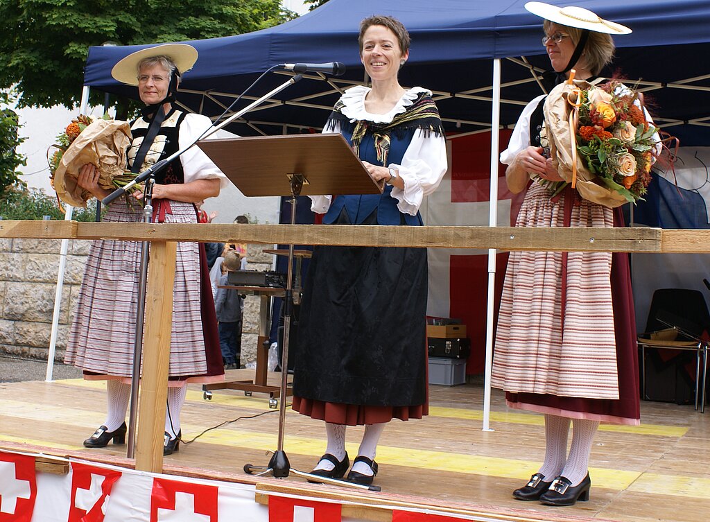 In der Festtagstracht: Sabine Asprion mit Ehrendamen. 
