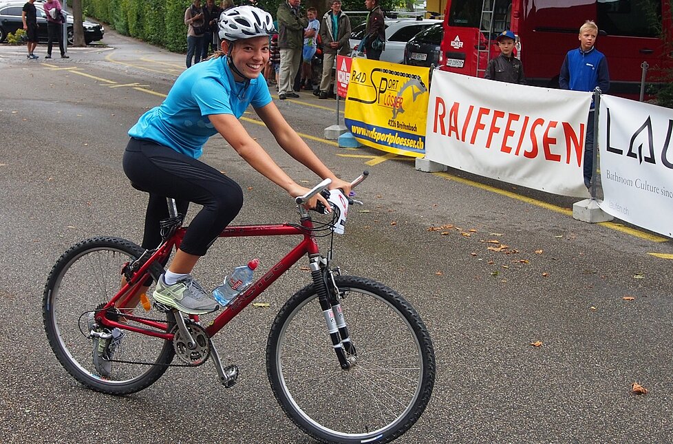 Hat sichtlich Freude am Triathlon: Eine Teilnehmerin beim Wechsel auf die Radstrecke. Foto: Fabienne Suter Hat sichtlich Freude am Triathlon: Eine Teilnehmerin beim Wechsel auf die Radstrecke. Foto: Fabienne Suter