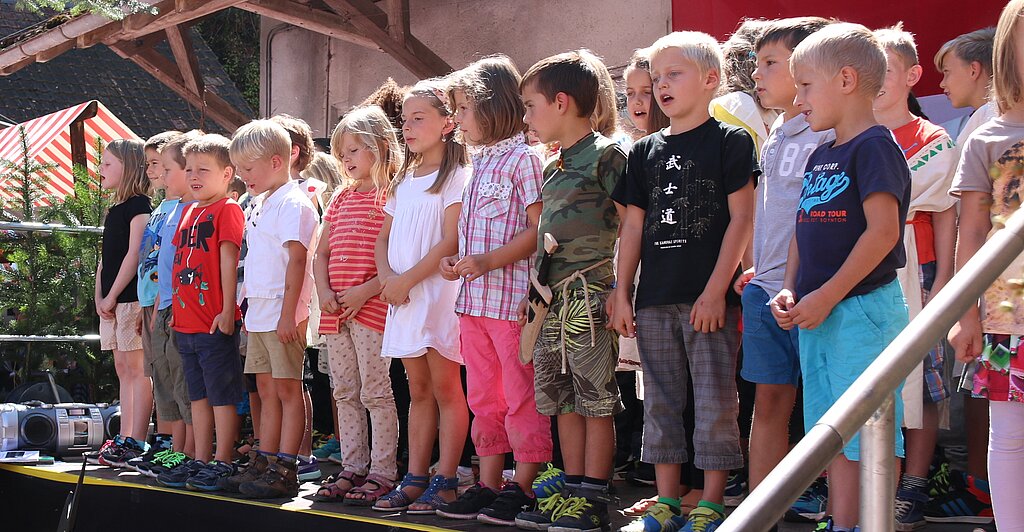 Leisten auch ihren Beitrag zum Mittelalterfest: Die Kindergärtler, Schülerinnen und Schüler von Metzerlen und Mariastein singen und spielen Theater. Fotos: Gaby Walther

