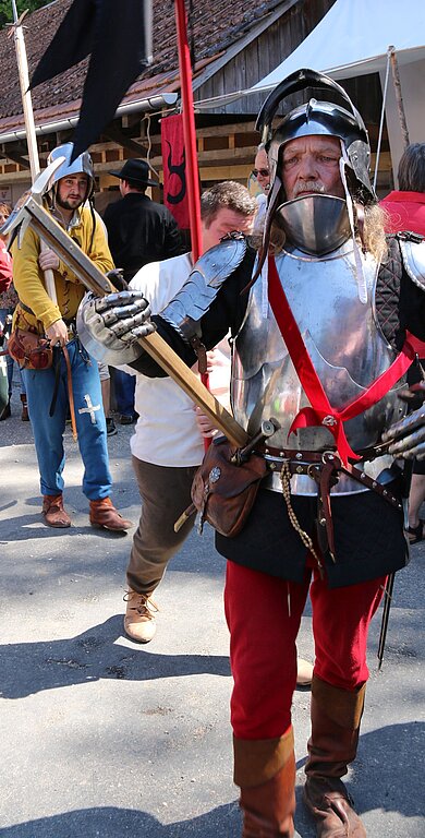 Grimmige Kerle: Die Gauklergruppe La Garde des Tours blanches. 
