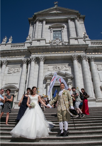 Das glückliche Hochzeitspaar auf der St.-Ursen-Treppe: Carmen und Christian Imark-Schmidhalter.Foto: Martin Staub
