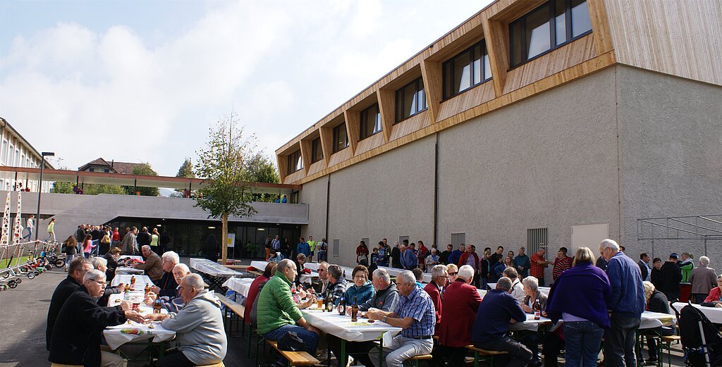 Passerelle verbindet altes und neues Schulhaus: Pausenplatz mit Festgemeinde Fotos: Jürg Jeanloz Passerelle verbindet altes und neues Schulhaus: Pausenplatz mit Festgemeinde Fotos: Jürg Jeanloz