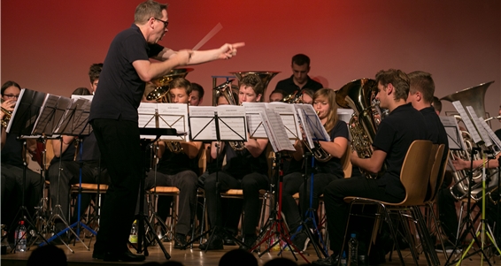 Voller Einsatz: Musikalischer Leiter und Dirigent Martin Schaad im Stück «Indian Fire». Fotos: Martin Staub
