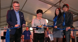 Der entscheidende Schnitt: Regierungsrat Remo Ankli, KGV-Präsidentin Marianne Meister, OK-Präsidentin Michèle Corbat und Simon Häner, Präsident Gewerbeverein Gilgenberg (v.l.), eröffnen die GiGa 2015. Fotos: Martin Staub

