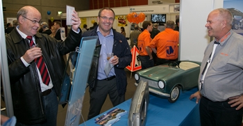 Besuch beim Carrossier: Walter Stebler (r.) empfängt Paul Schönenberger, Präsident Gewerbeverein Hinteres Leimental (l.), und Thomas Kübler, Wirtschaftsförderer Schwarzbubenland und Laufental.
