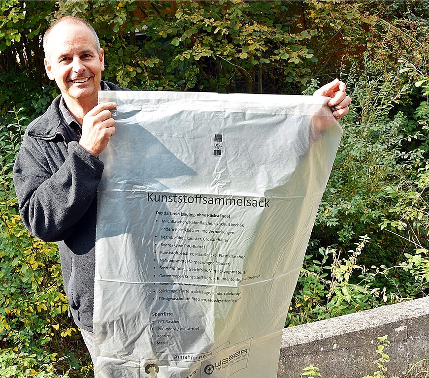 Kunststoff trennen: Remo Holzherr vom Laufner Entsorgungscenter präsentiert den hilfreichen Kunststoffsammelsack zu 4.50 Franken. Foto: Roland Bürki