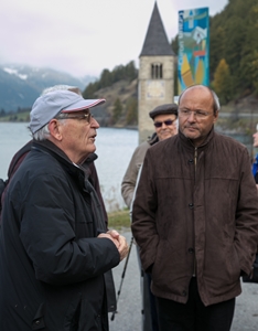 Reschenstausee: Reiseteilnehmer Gerold Caviezel (l.) weiss Interessantes über den Reschenstausee zu berichten.