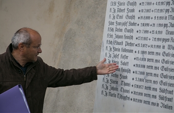 Erinnerungstafel: Linard Candreia zeigt die Inschrift seines Urgrossvaters Florin Salutt, der im Krieg in Galizien (heutiges Polen) gefallen war.
