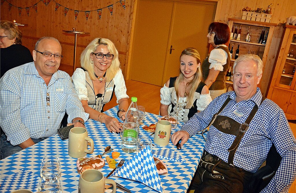 «Fesche Madln, stramme Burschn»: Weiss-blaue Gaudi-Stimmung nach Marcel Wysers (r.) Weisswurst-Crashkurs. Fotos: Roland Bürki
