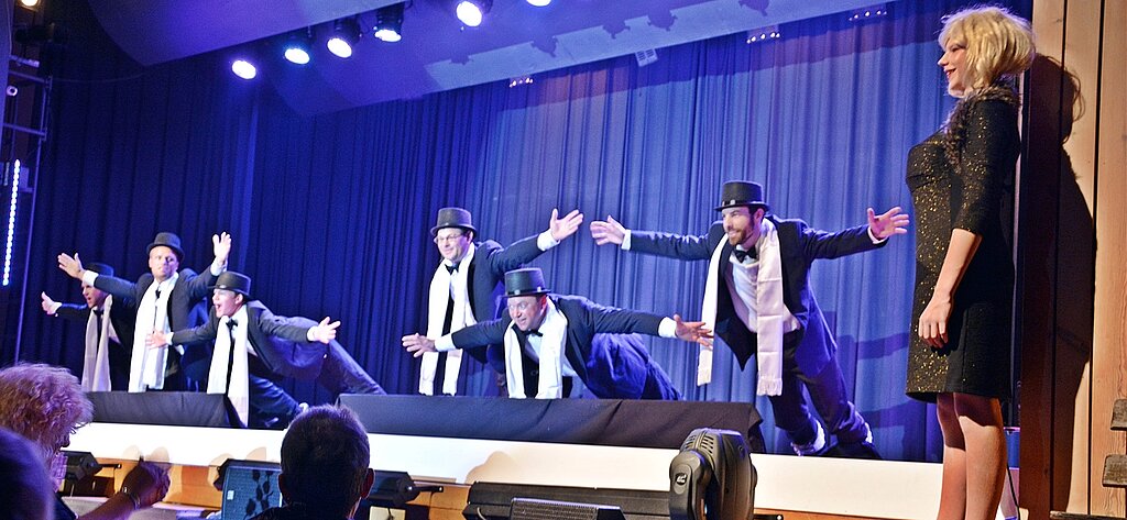 Sie fliegen auf Francine: Die aktiven Turner als kippende Teleboys und Francine (r.) geniesst es. Fotos: Roland Bürki Sie fliegen auf Francine: Die aktiven Turner als kippende Teleboys und Francine (r.) geniesst es. Fotos: Roland Bürki
