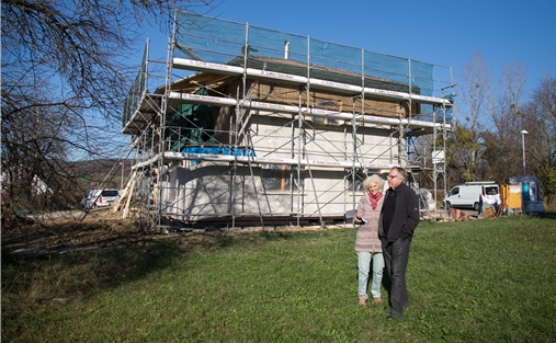 Die Bauherren und ihr neues Haus: Christine Schäfer und Andreas Jossi möchten ihre ökologische Wohnphilosophie noch weiteren Leuten schmackhaft machen. Foto: Martin Staub
