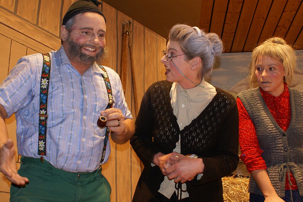 Sammlung für die Berghilfe: Die ledigen Schwestern Trudi und Berti bitten Bauer Seppli um einen Obolus.
