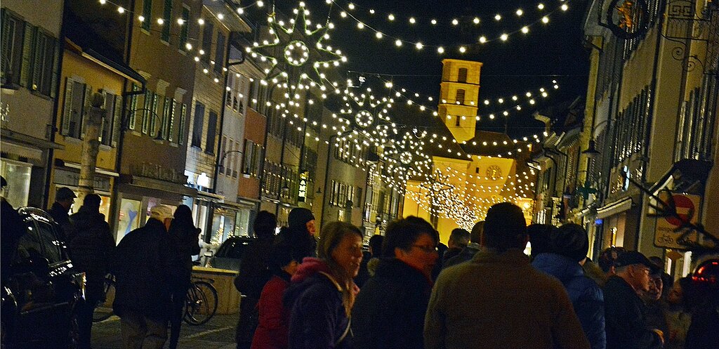 Viel Lob für die erneuerte Beleuchtung: Die Sterne blieben, die Bäumchen an den Hauswänden wichen den beidseitigen Lichterbogen. Fotos: Roland Bürki Viel Lob für die erneuerte Beleuchtung: Die Sterne blieben, die Bäumchen an den Hauswänden wichen den beidseitigen Lichterbogen. Fotos: Roland Bürki