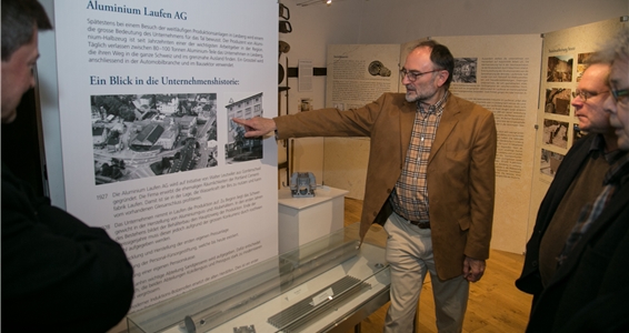 Die Industriegeschichte im Laufental: Kurator Hanspeter Steiner zeigt dem Publikum «seine» Ausstellung. Fotos: Martin Staub Die Industriegeschichte im Laufental: Kurator Hanspeter Steiner zeigt dem Publikum «seine» Ausstellung. Fotos: Martin Staub