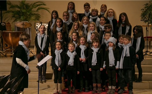 Kinderchor in Aktion: Singen schön und sehen gut aus in ihren selbst gemachten Schals.