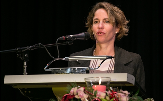 Festansprache: Miriam Baumann, Geschäftsführerin Läckerli Huus, war dieses Jahr für die guten Ratschläge an die frisch gebackenen Maturandinnen und Maturandenzuständig. Festansprache: Miriam Baumann, Geschäftsführerin Läckerli Huus, war dieses Jahr für die guten Ratschläge an die frisch gebackenen Maturandinnen und Maturandenzuständig.