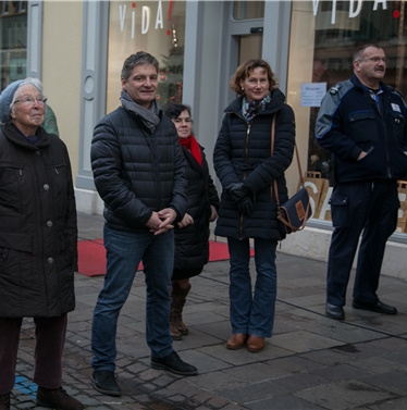 Alles unter Kontrolle: Stapi mit Gemahlin und Stadtpolizist Max Wey. Alles unter Kontrolle: Stapi mit Gemahlin und Stadtpolizist Max Wey.